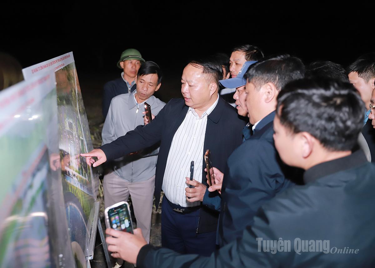 Ordföranden för provinsens folkkommitté, Phan Huy Ngoc, föreslog att påskynda frigöringen av platsen för byggandet av Thanh Thuy grundskola och gymnasium för etniska minoriteter.