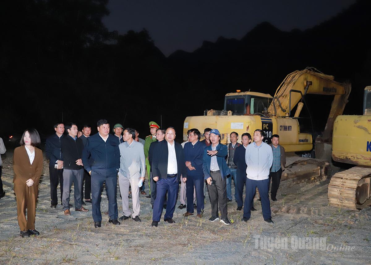 Kamrat Phan Huy Ngoc inspekterade byggarbetsplatsen för Thanh Thuy grundskola och gymnasium för etniska minoriteter.