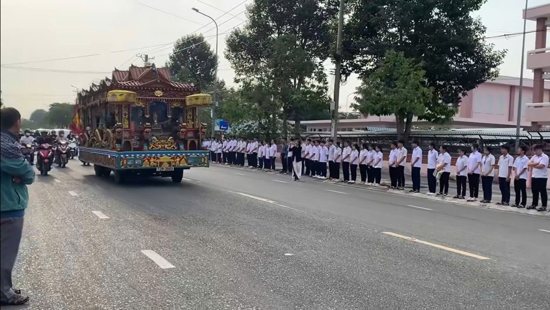ទិដ្ឋភាព​សិស្ស​ជាង ១៣០០​នាក់​អោន​លា​គ្រូ​គំរូ​របស់​ពួក​គេ.jpg