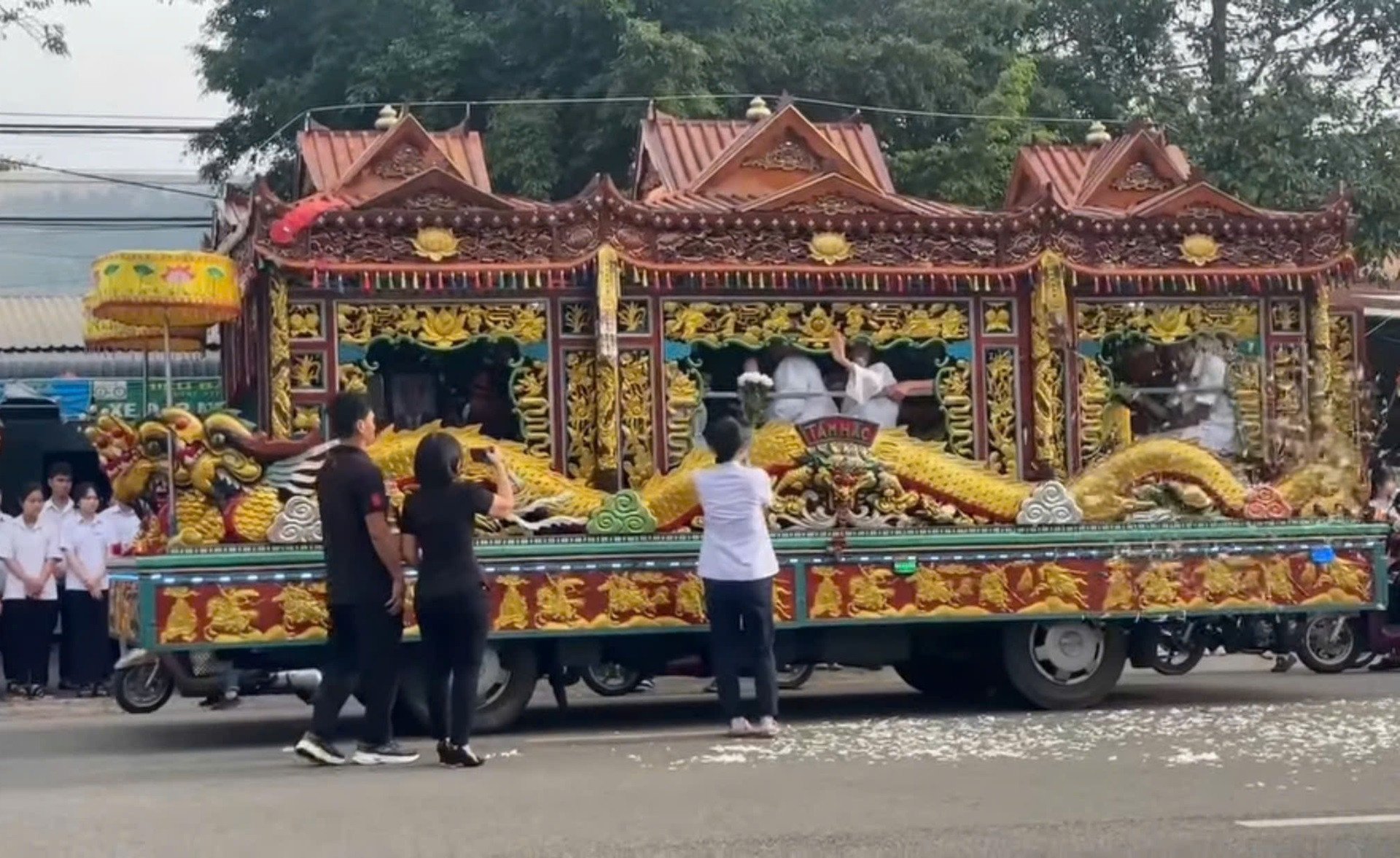 ប៉ះ​ឈុត​សិស្ស​ជាង ១៣០០​នាក់ ឱន​ក្បាល​លា​គ្រូ​គំរូ..jpg