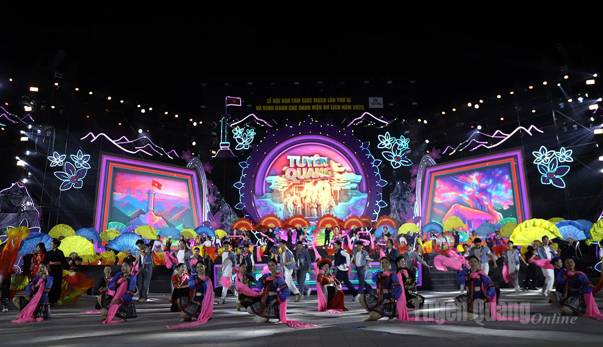 La performance artistique était mise en scène de manière élaborée.