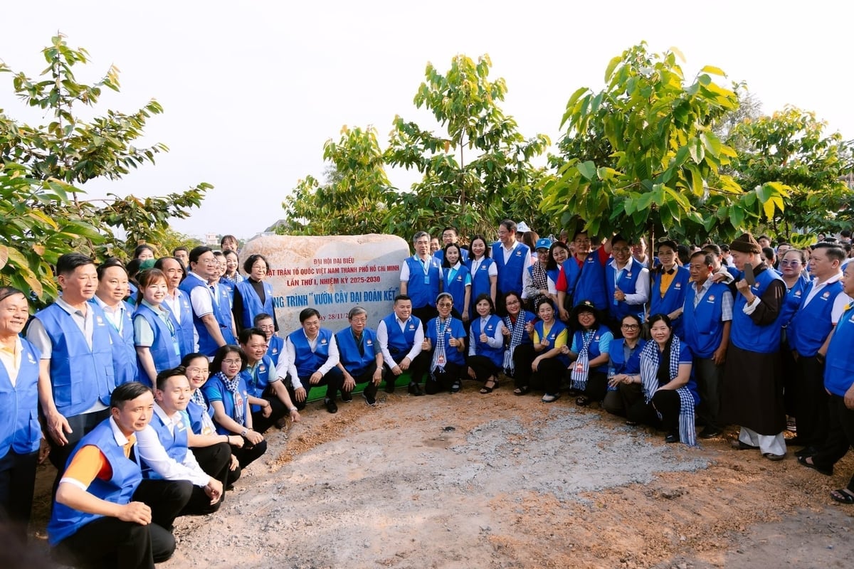 500 đại biểu dự Đại hội đại biểu MTTQ Việt Nam TP.HCM lần thứ I tham gia trồng cây tại công trình mang tên 'Vườn cây Đại đoàn kết'. Ảnh: MTTQ.