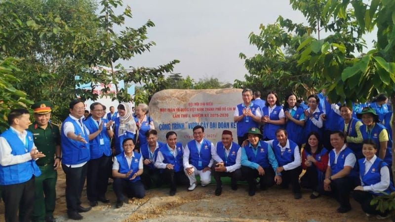 Leiders van het Vietnamese Vaderlandsfrontcomité van Ho Chi Minhstad maakten souvenirfoto's met delegaties.