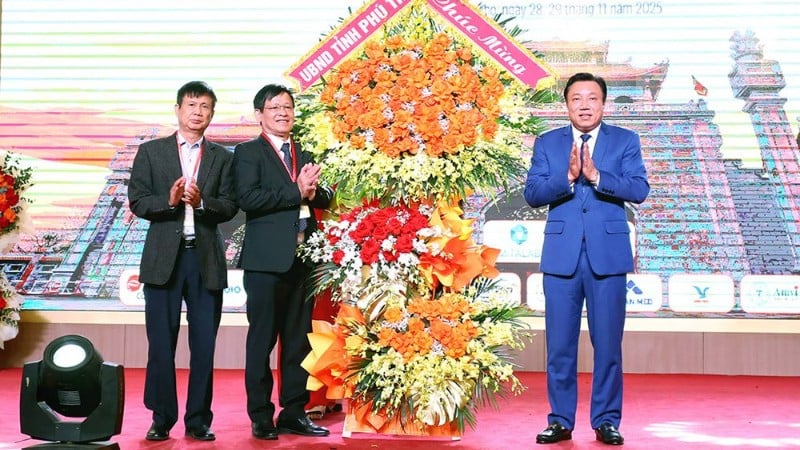 El vicepresidente del Comité Popular Provincial de Phu Tho, Nguyen Huy Hoc, entregó flores para felicitar a la Asociación de Bioquímica Médica de Hanoi y a las provincias del norte.