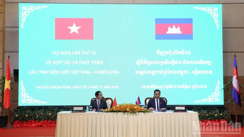 ឧបនាយករដ្ឋមន្ត្រី Bui Thanh Son និងឧបនាយករដ្ឋមន្ត្រី និងជារដ្ឋមន្ត្រីក្រសួងមហាផ្ទៃកម្ពុជា លោក ស សុខា បានធ្វើជាសហប្រធានសន្និសីទលើកទី១៣ ស្តីពីកិច្ចសហប្រតិបត្តិការ និងអភិវឌ្ឍន៍ខេត្តជាប់ព្រំដែនវៀតណាម-កម្ពុជា។