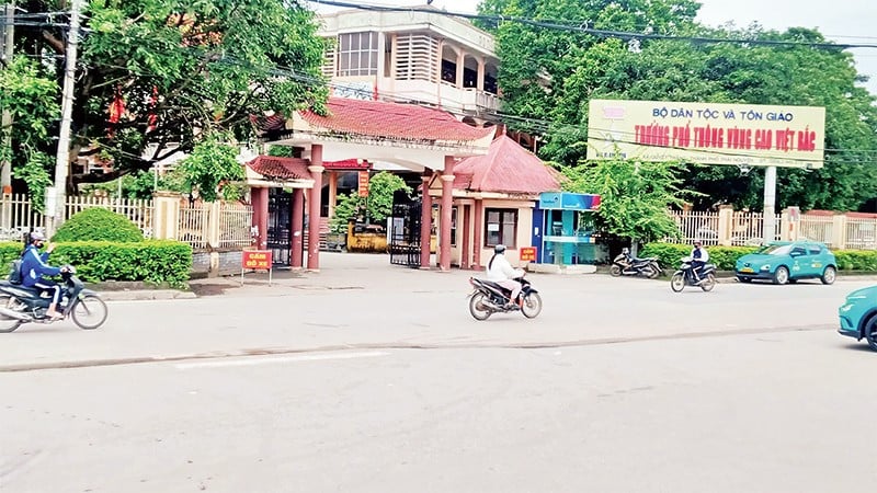 Er is geïnvesteerd in de Viet Bac middelbare school in de bergachtige regio. De school is gemoderniseerd en de omvang en kwaliteit ervan zijn vergroot om leerlingen van etnische minderheden op te leiden en te laten opgroeien.