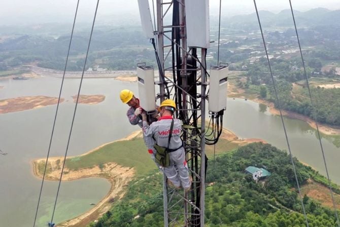 Personalul tehnic Viettel modernizează și întreține stația de radiodifuziune. Foto: Internet. Nhân viên kỹ thuật Viettel thực hiện nâng cấp, bảo dưỡng trạm phát sóng. Ảnh: Internet.