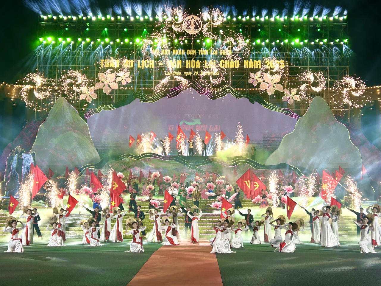 Program seni khas pada majlis perasmian.