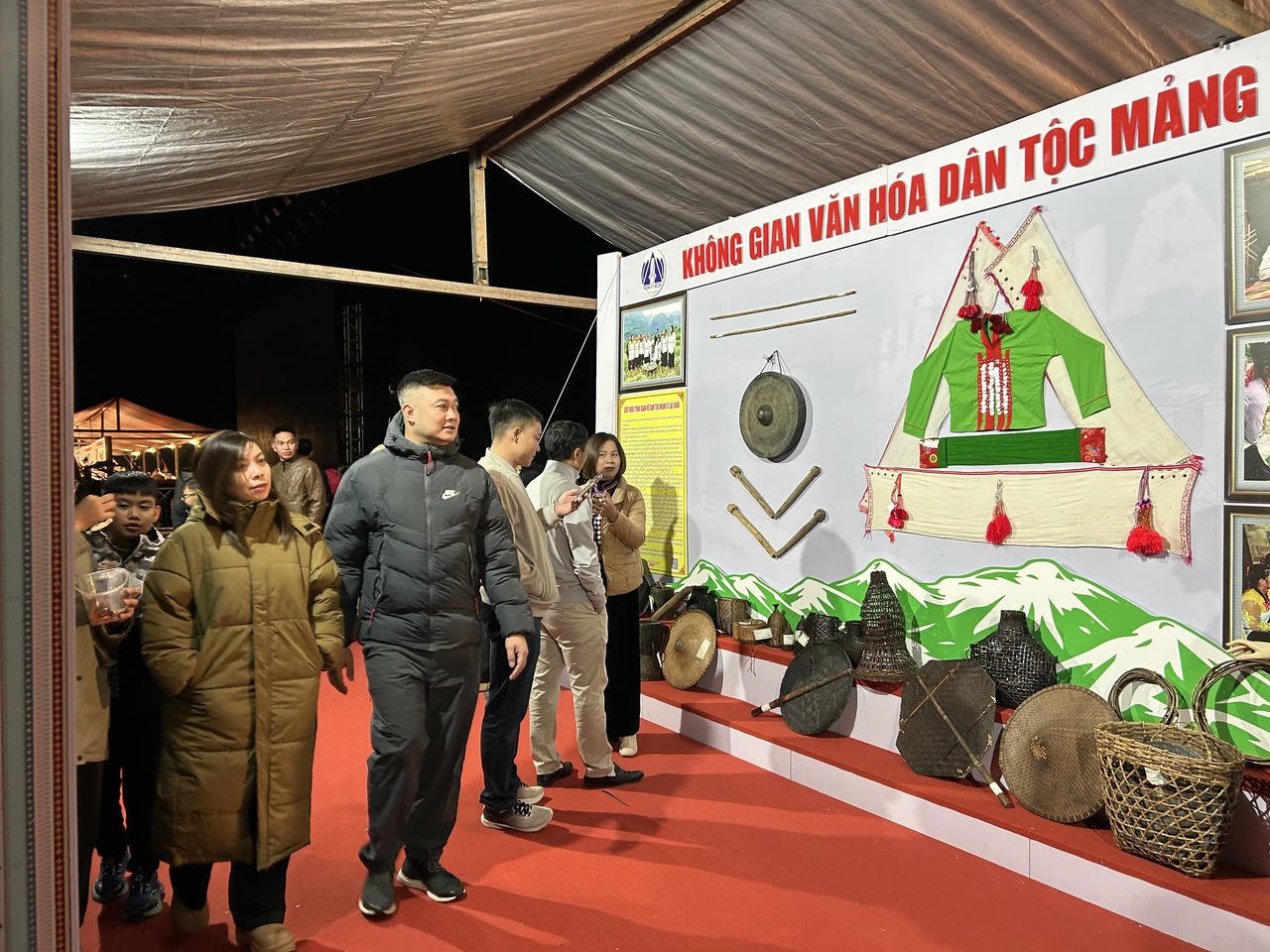 Pelancong melawat ruang budaya.