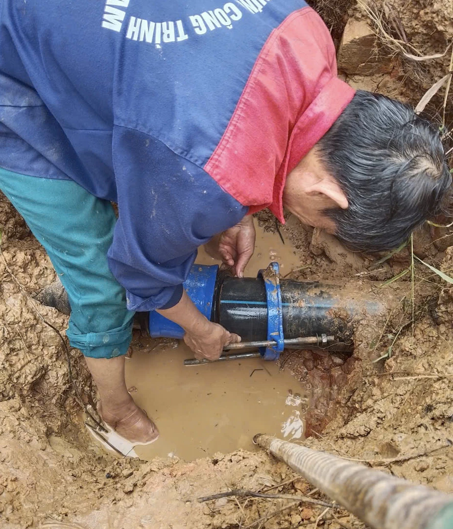 Staff of Khanh Son Commune Service and Career Center fix a damaged point of the water supply system in the commune.