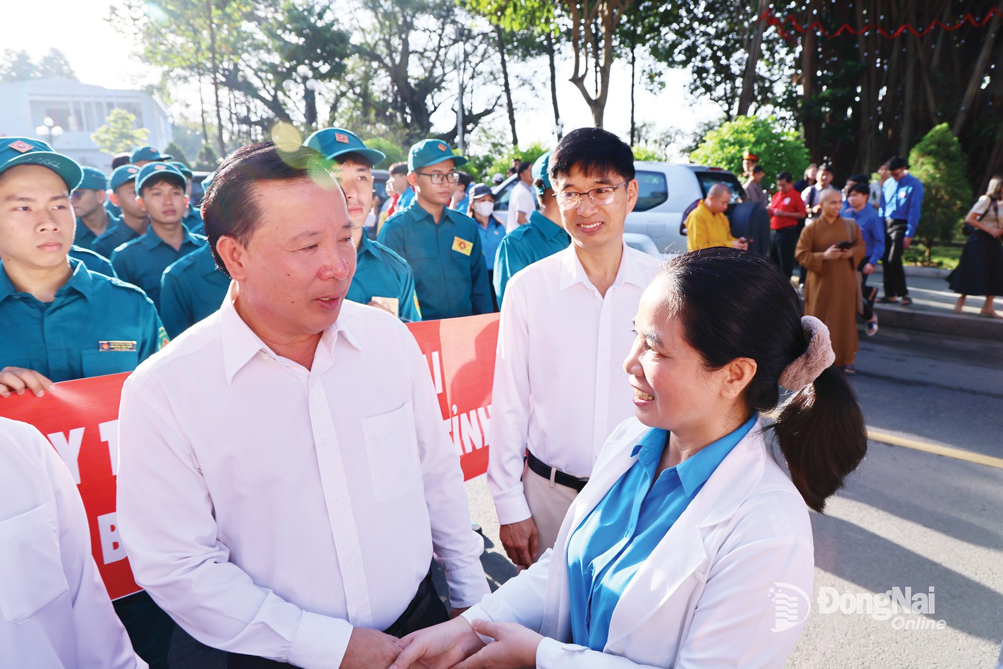 Товариш Нгуєн Ван Ут, заступник секретаря провінційного партійного комітету, голова Народного комітету провінції Донгнай, заохочував і доручив директору Департаменту охорони здоров'я До Тхі Нгуєну як голові делегації доставити 293 військово-цивільних медиків до провінції Даклак для обстеження та надання ліків людям у районах, що постраждали від повені.