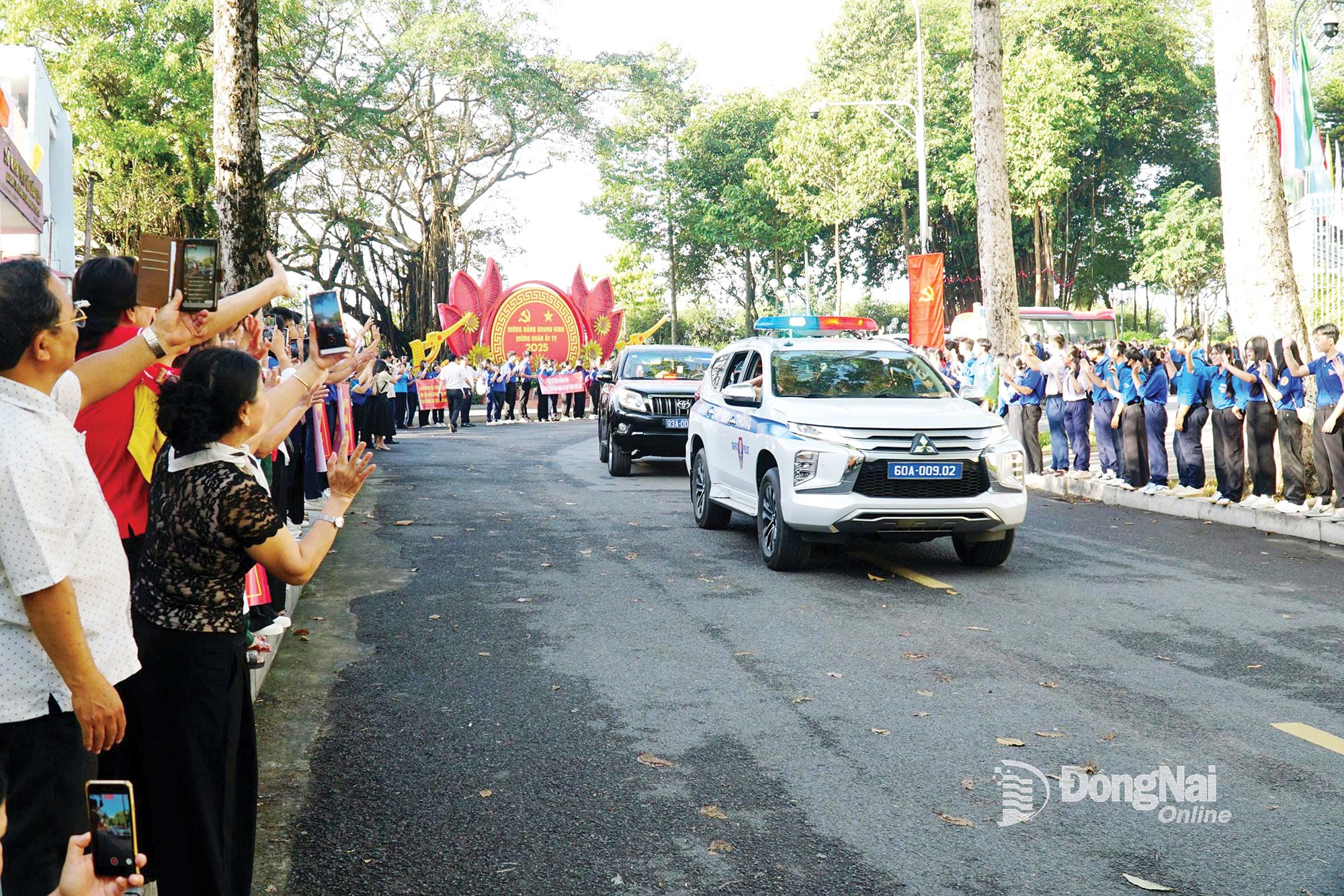 Мешканці району Тран Б'єн стояли по обидва боки дороги, щоб провести робочу делегацію провінції до провінції Даклак для огляду та передачі ліків людям.