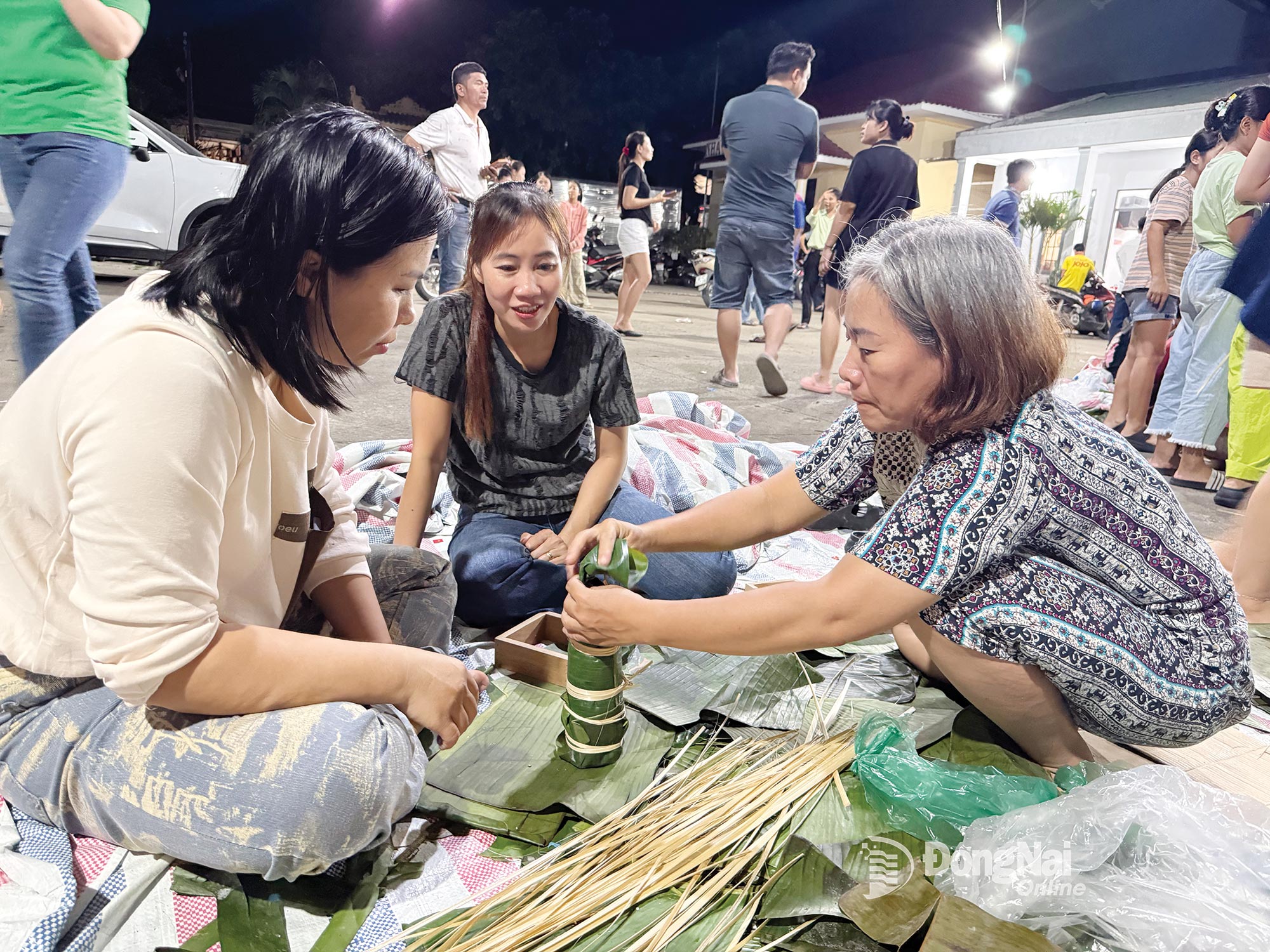 Мешканці району Транг Дай загорнули тістечка Чунг та Тет, щоб відправити їх людям у Центральному регіоні, які постраждали від історичної повені.