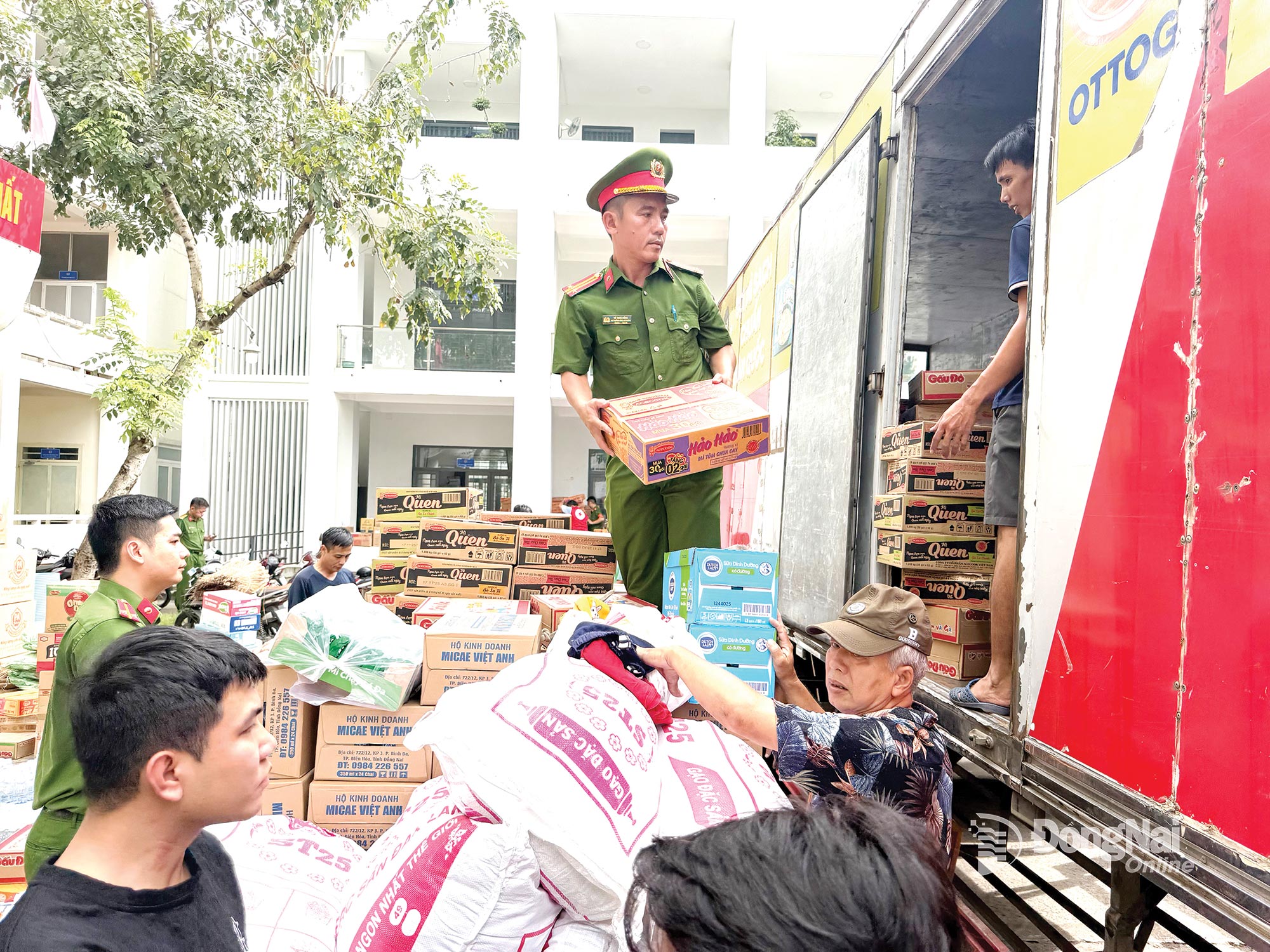 Десятки тонн товарів були пожертвовані народом Донг Най за короткий час для людей у ​​центральних провінціях, які постраждали від стихійних лих.