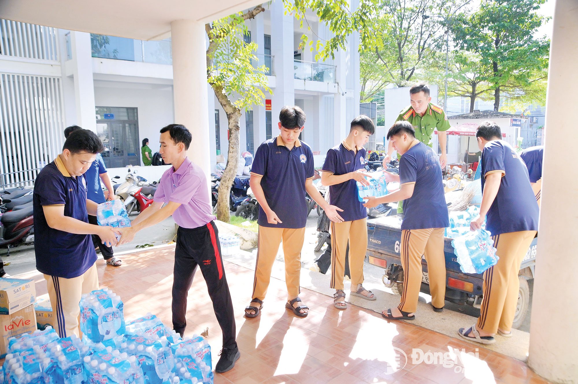 Волонтери прибули до поліцейської дільниці району Там Хіеп, щоб допомогти завантажувати та розвантажувати товари для підтримки людей.