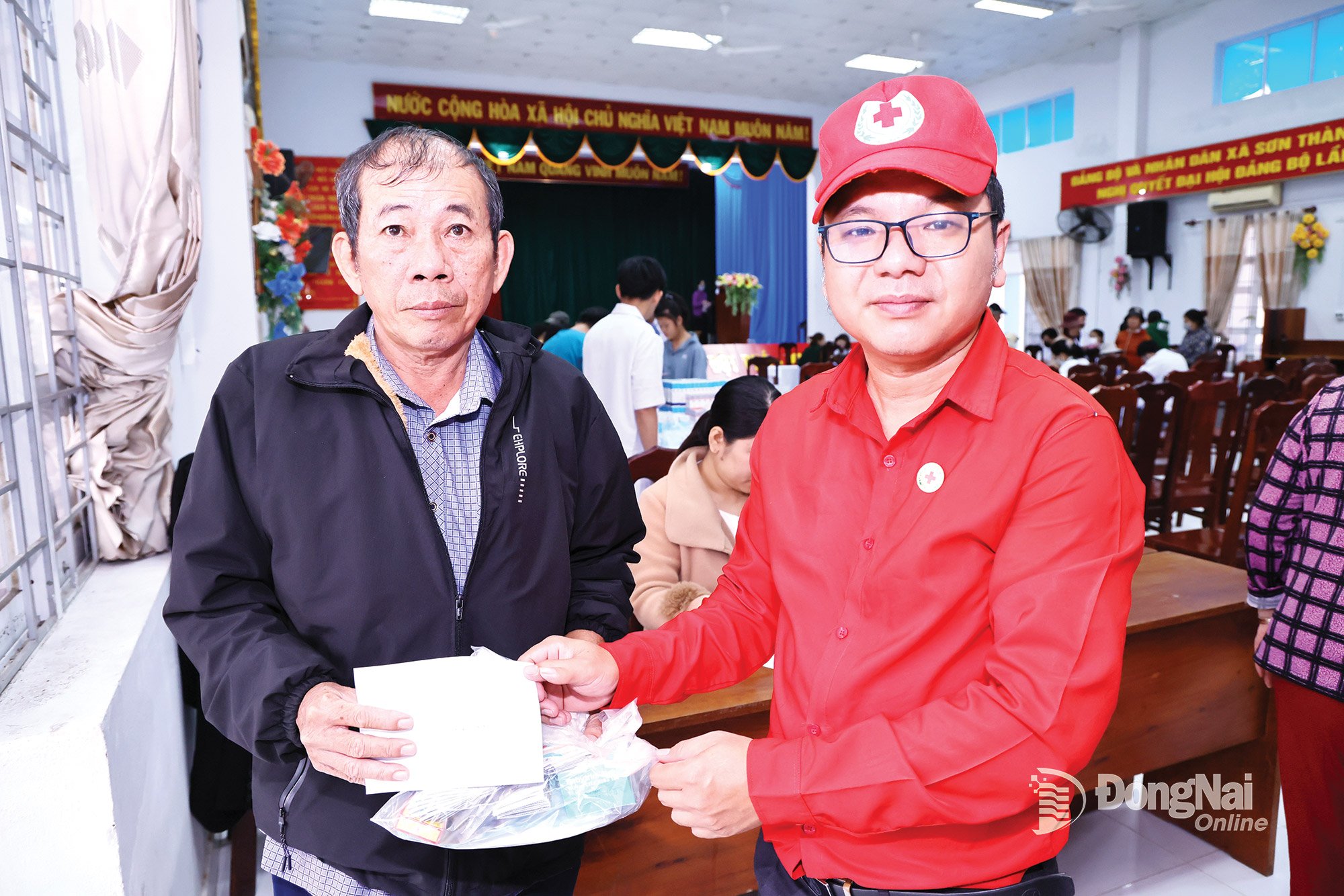 Люди отримують ліки та подарунки після безкоштовного медичного огляду.