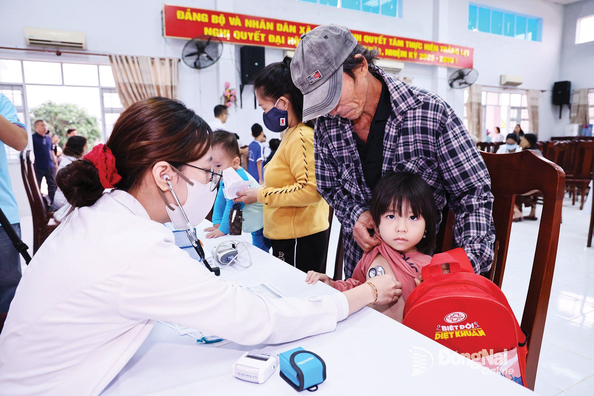 Дитину привела до лікаря мати для огляду після кількох днів повені та дощу.  