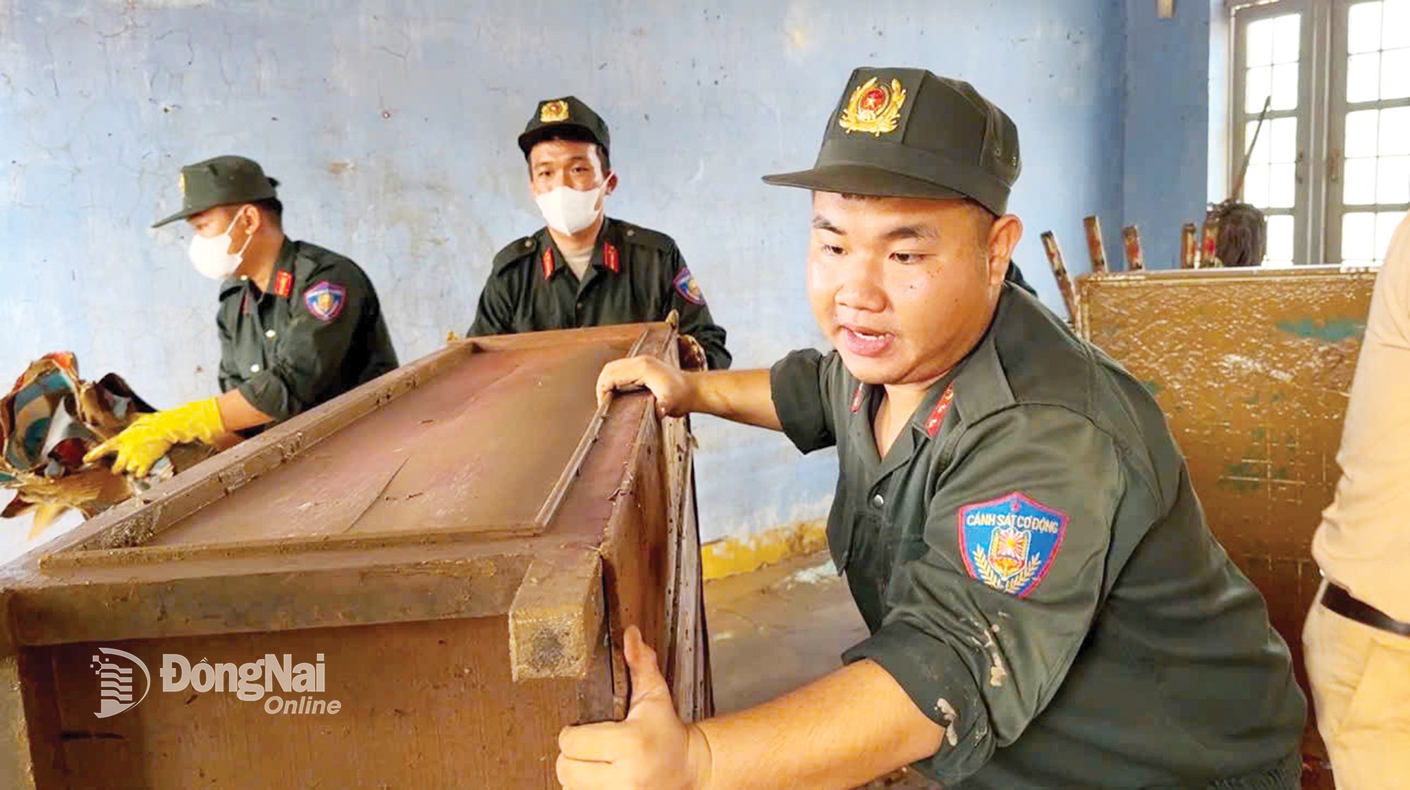 Поліція Донгнай підтримує комуну Тай Хоа провінції Даклак у подоланні наслідків стихійних лих. Фото: Автор.