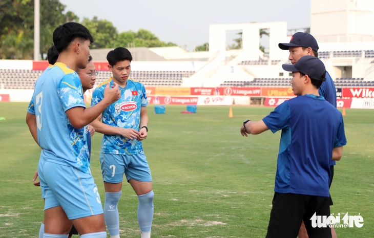 Viện binh của U22 Việt Nam phải tập riêng trước SEA Games - Ảnh 4.