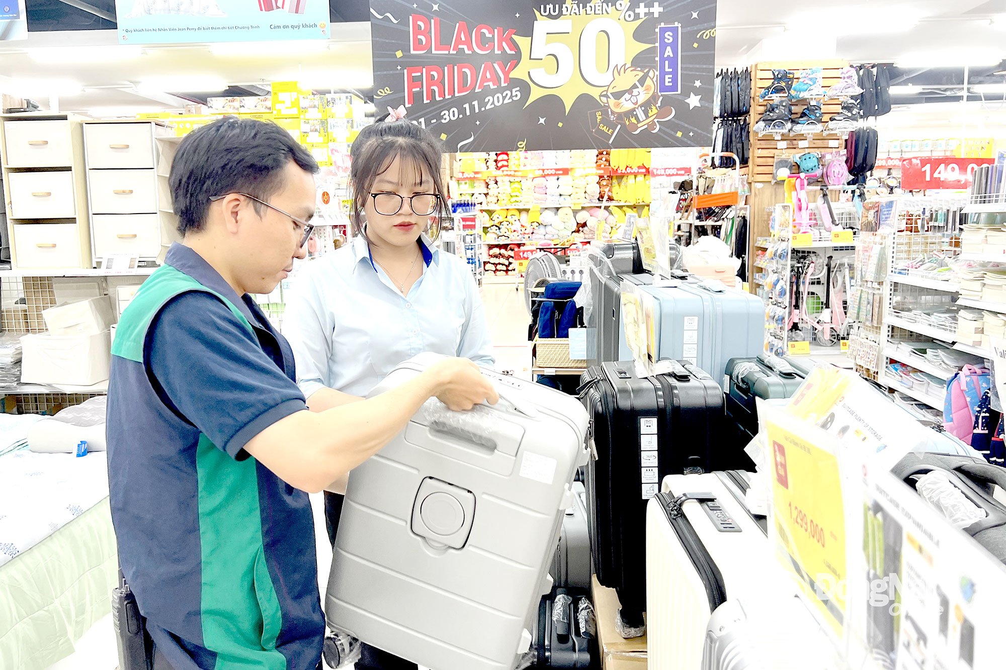 El supermercado Kohnan Bien Hoa (en el distrito de Tam Hiep, provincia de Dong Nai) implementa importantes programas de promoción durante el Black Friday, que se celebrará a finales de noviembre de 2025. Foto: Hai Quan  
