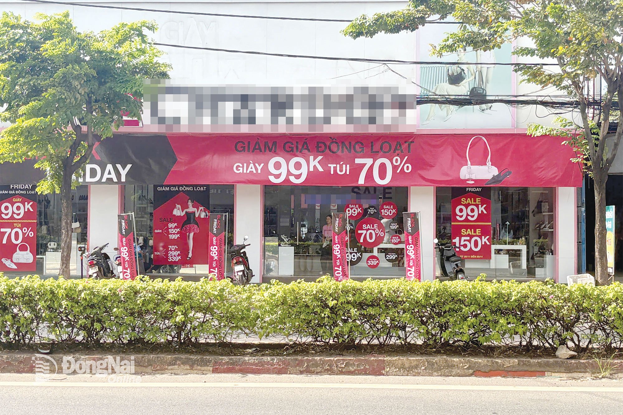 Muchas tiendas de moda en la calle Phu Rieng Do, barrio de Binh Phuoc, están colocando carteles que ofrecen descuentos de hasta el 50-70% en todos los productos.