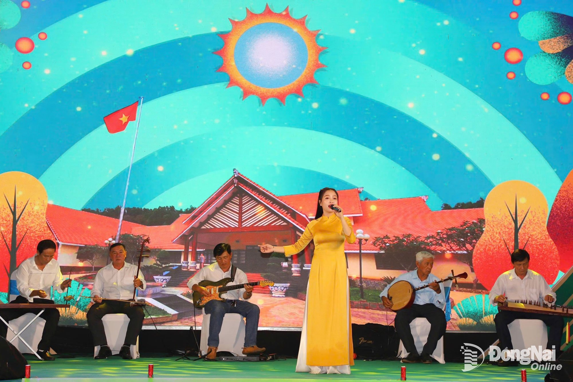 Ahli Kelab Muzik Amatur Wilayah Dong Nai mempersembahkan karya muzik tradisional 