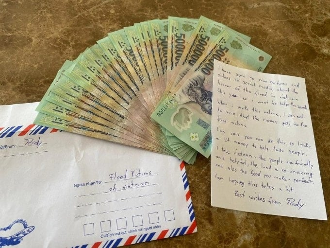 Andy levele és 10 millió vietnami dongot tartalmazó borítékja, amelyet a szálloda tulajdonosának küldtek az árvíz sújtotta területeken élők támogatására. Fotó: NVCC