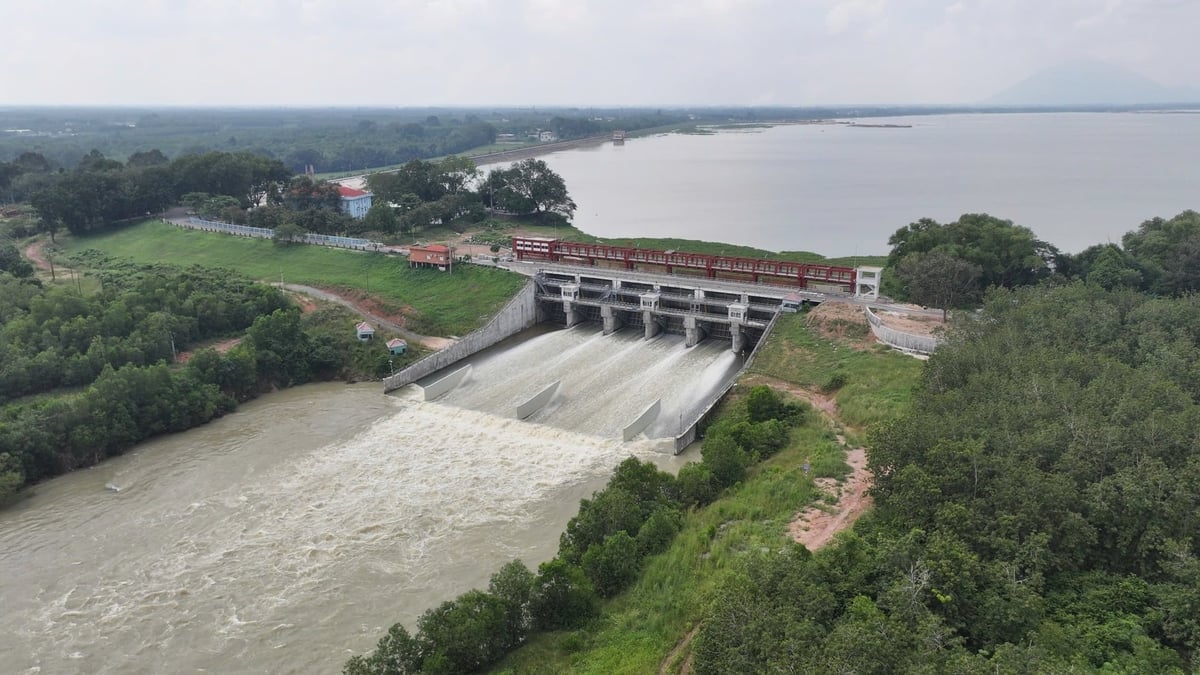 Thách thức chính là quy chế phối hợp, hành lang thoát lũ và hệ thống mốc cảnh báo ngập lụt cần sự tham gia phối hợp các tỉnh thành vùng hạ du. Ảnh: Trần Trung.