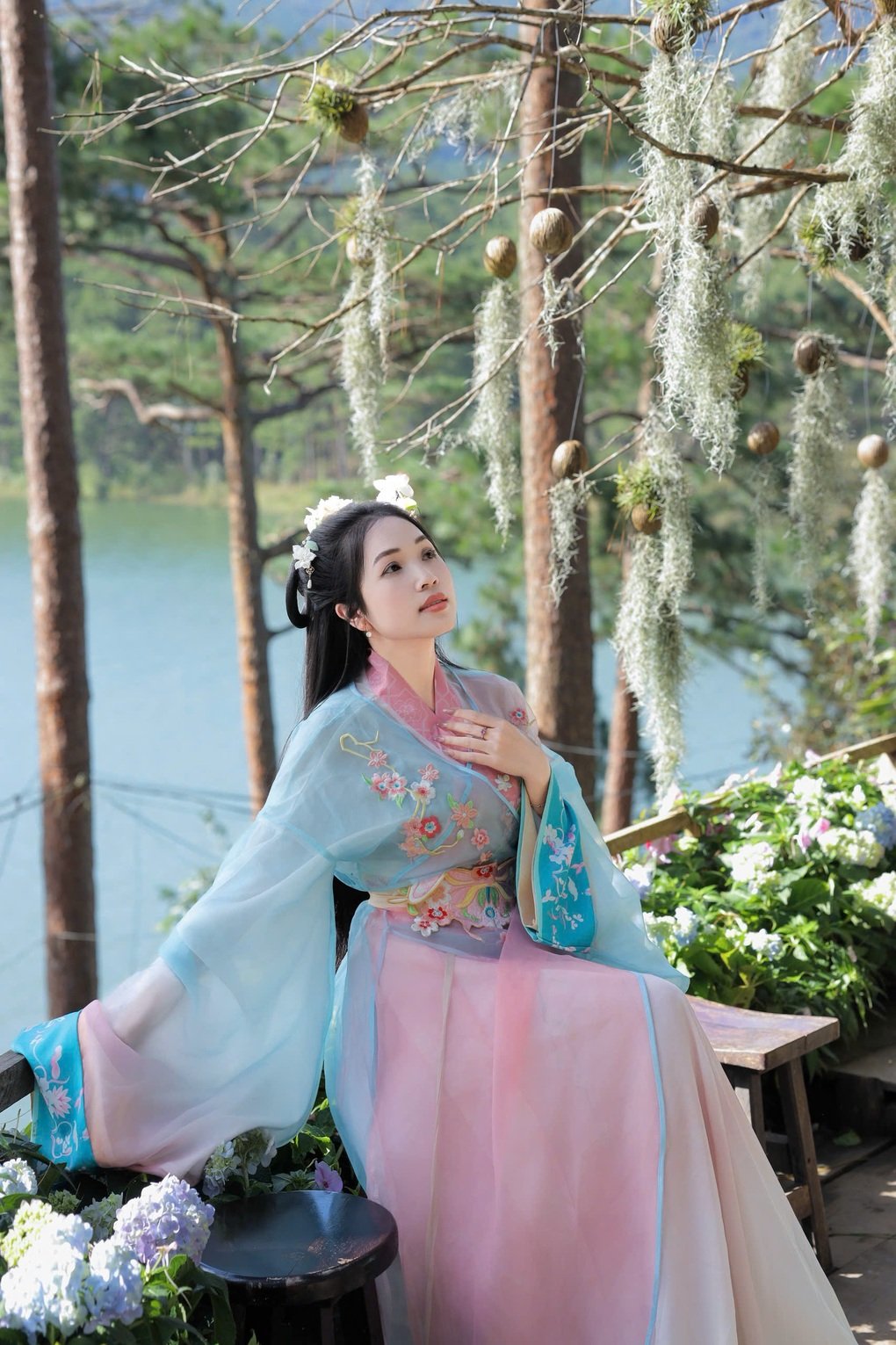 Eieren forvandles til en fe, snakker med en sverdspillstemme, og antallet kunder på Da Lat-kaffebaren skyter i været - 1