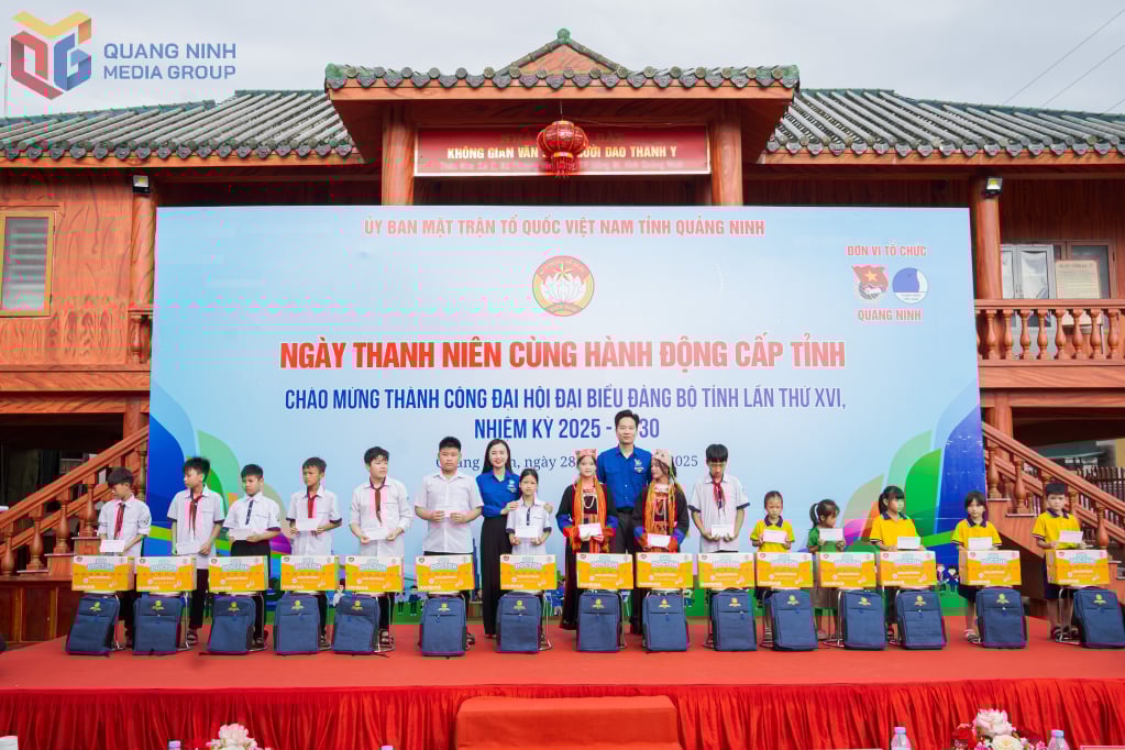 A Tartományi Ifjúsági Unió Állandó Bizottsága 30 ajándékot adott át azoknak a diákoknak, akik leküzdötték a nehézségeket és kiemelkedően teljesítettek tanulmányaikban a Tartományi Ifjúsági Akciónapon 2025 szeptemberében. Fotó: Mai Linh