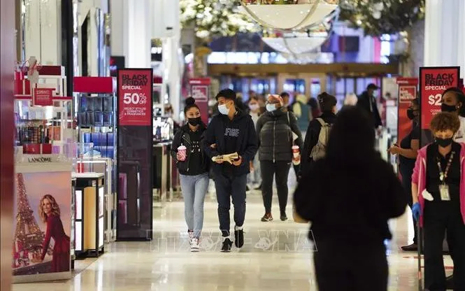Люди обирають товари зі знижкою у Чорну п'ятницю в магазині Macy's у Нью-Йорку, США, у 2020 році. Фото: THX/TTXVN Người dân chọn mua hàng sale trong ngày Black Friday tại cửa hàng của hãng Macy ở New York, Mỹ năm 2020. Ảnh: THX/TTXVN