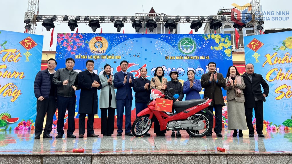 Trade Union Tet Market 2024 på Hai Ha.