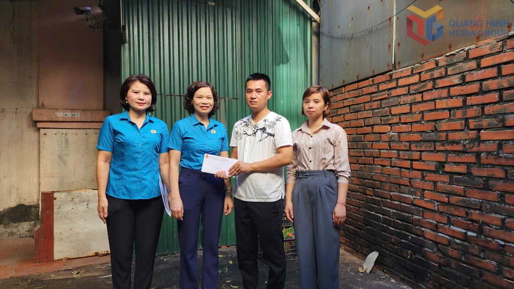 Lederne i Ha Long Labor Federation ga sin støtte til fagforeningsmedlem Pham Van Hoan, Ha Long DC Company Limited, etter tyfonen Yagi i september 2024.