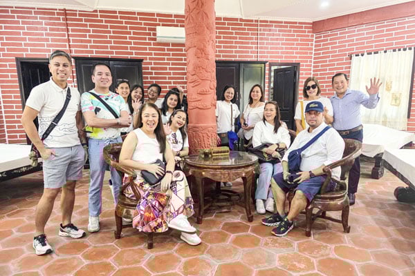 Filippinske og malaysiske reisebyråer besøkte Tu Buoi keramikkhus (Thanh Duc-distriktet).  