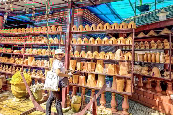 Filippinske besøkende lærer om rød keramikk fra Vinh Long.