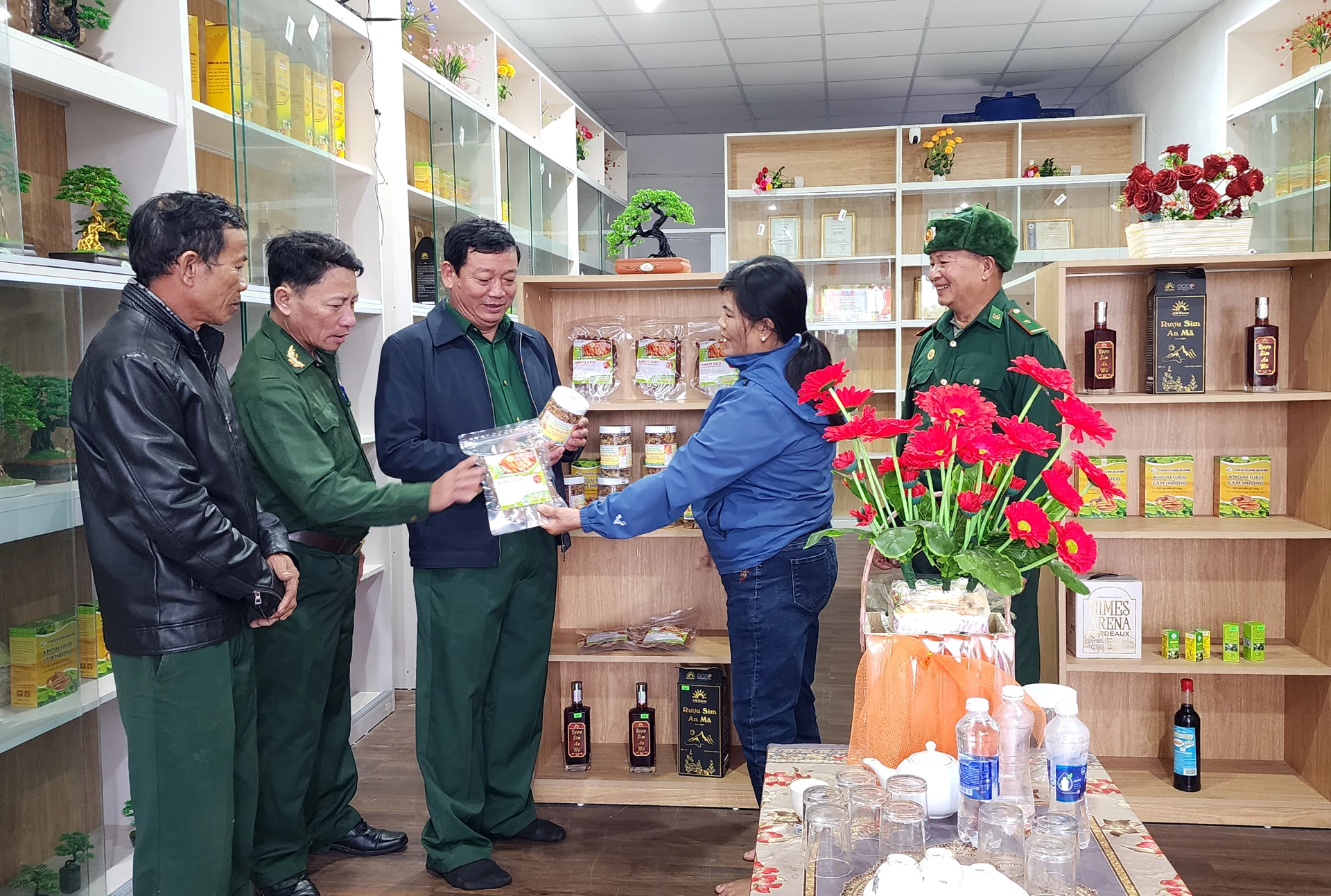 Quảng bá thương hiệu khoai deo Lâm Hường - Ảnh: T.L