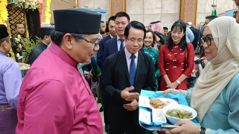 Představení vietnamského pho a jarních závitků na kulturní akci v Bruneji. (Foto: VELVYSLANECTVÍ VIETNAMU V BRUNEJI)