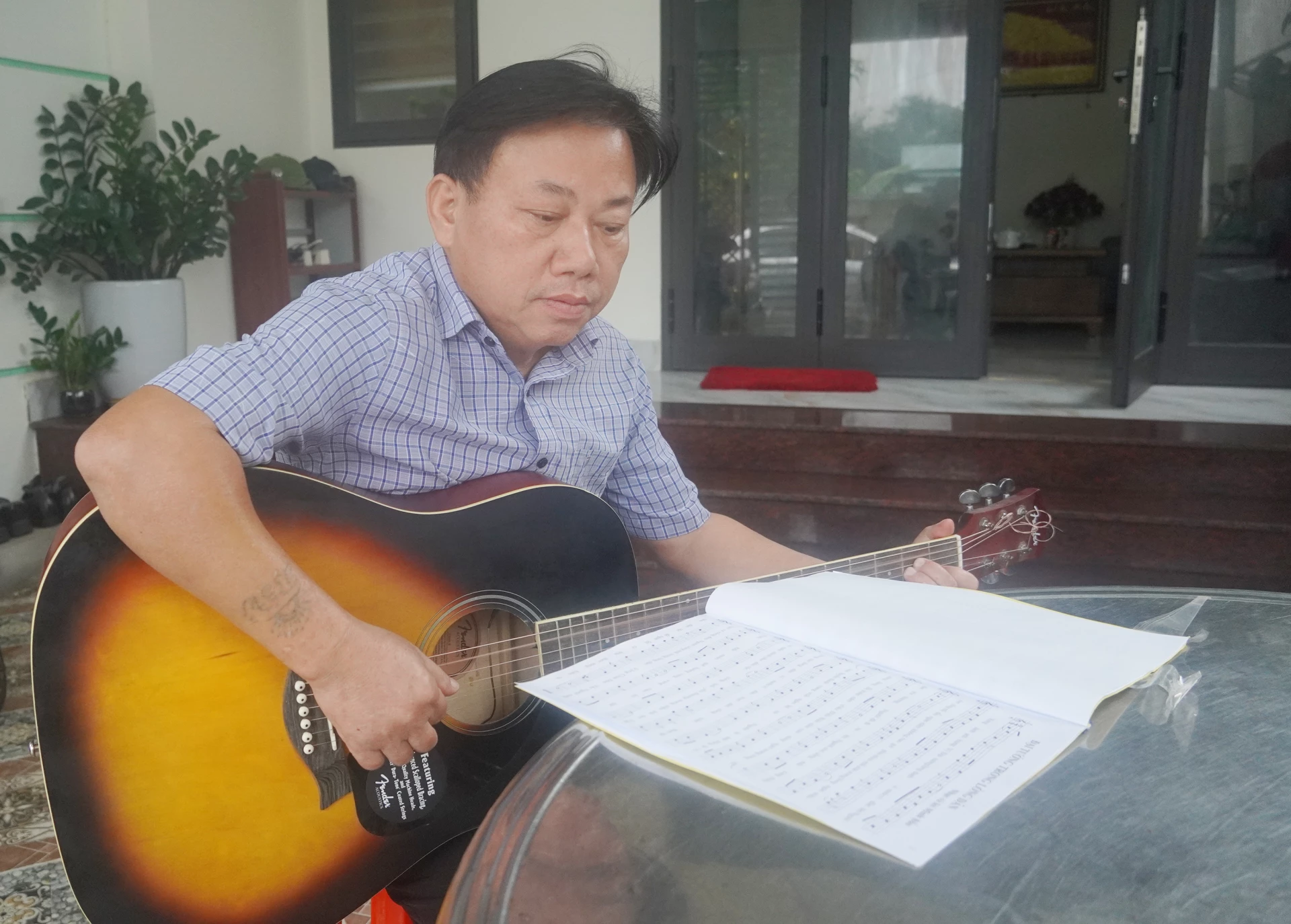 Ngoài sáng tác âm nhạc, ông Đinh Minh Đấu còn chơi thành thạo 10 loại nhạc cụ - Ảnh: X.V