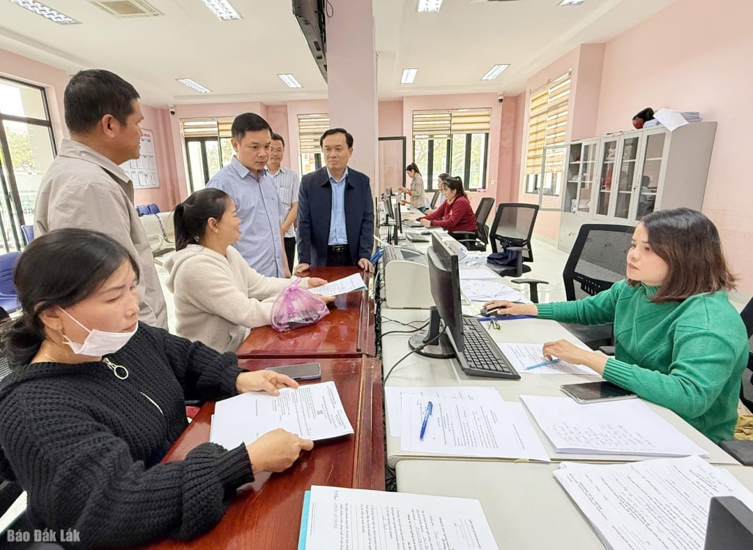 Zástupce tajemníka provinčního výboru strany Do Huu Huy provedl inspekci Centra služeb veřejné správy v okrese Dong Hoa.