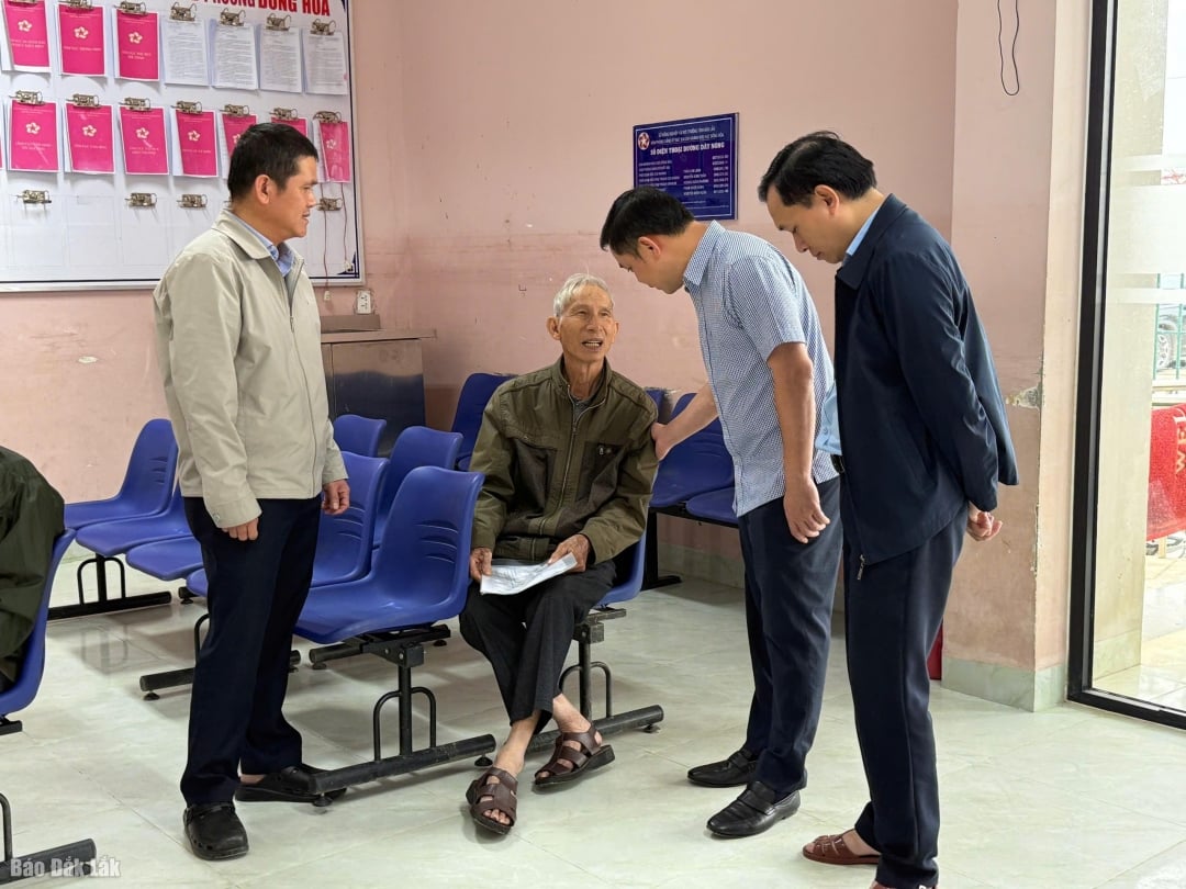 Zástupce tajemníka provinčního výboru strany Do Huu Huy požádal lidi, aby se podrobili procedurám v centru služeb veřejné správy okresu Dong Hoa.