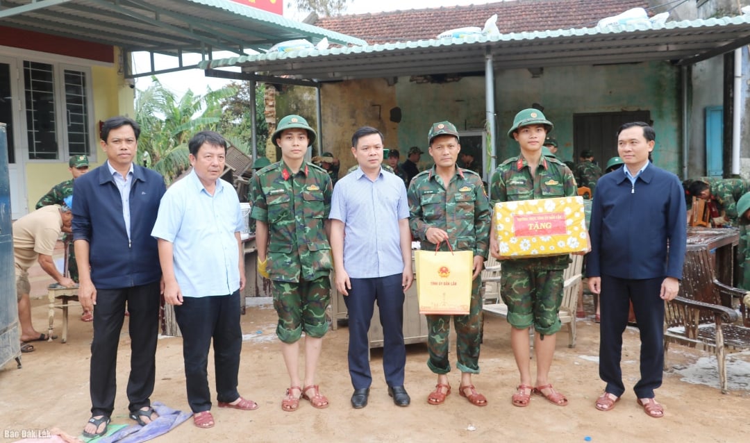 Soudruh Do Huu Huy poděkoval jednotkám, které podpořily úklidovou kampaň v obci Hoa Xuan, darem.