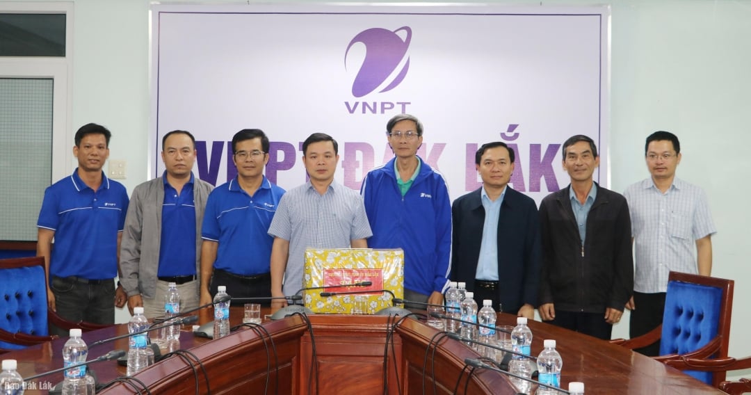 Zástupce tajemníka zemského výboru strany předal dary a povzbudil zaměstnance VNPT.