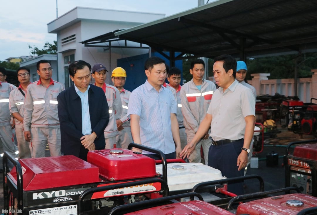 Soudruh Do Huu Huy provedl inspekci komunikačního systému a povzbudil důstojníky a zaměstnance k překonání škod způsobených povodní.