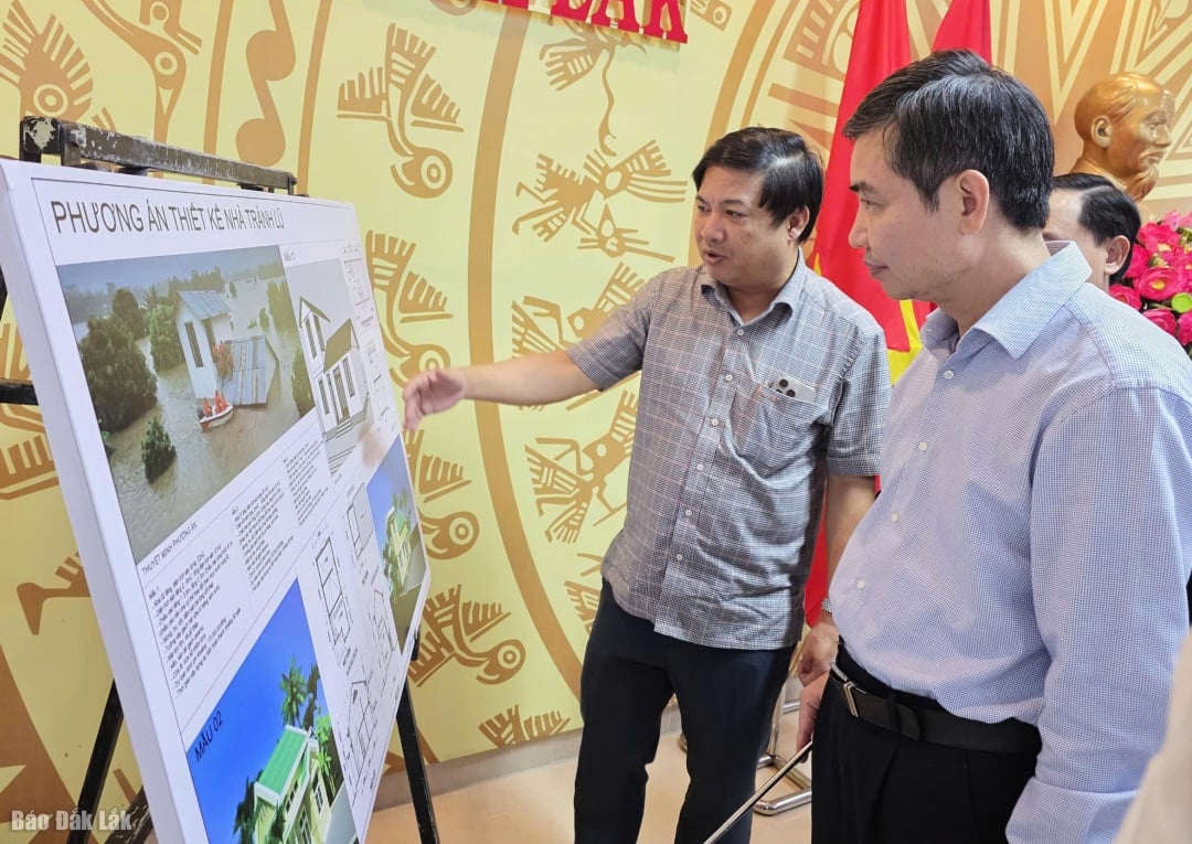 Provinspartiets sekreterare Luong Nguyen Minh Triet och ordföranden för provinsens folkkommitté, Ta Anh Tuan, undersökte alternativ för att bygga skyddsrum för människor.