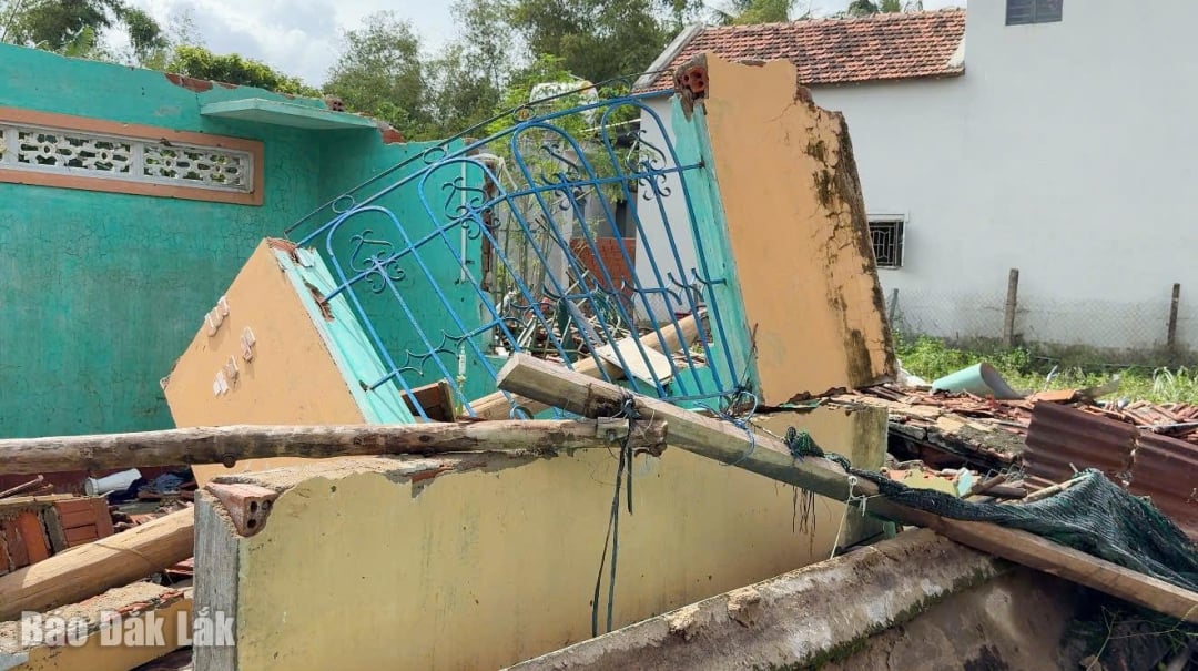 Ett hus kollapsade helt på grund av den senaste översvämningen i Phu Hoa 1 kommun.