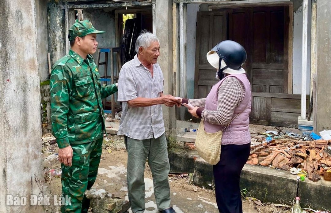Xuan Dai بارڈر گارڈ اسٹیشن کے نمائندے اور مخیر حضرات سیلاب کی وجہ سے بھاری نقصان اٹھانے والے لوگوں کو ملنے اور تحائف دینے آئے۔