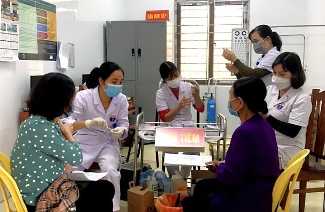 Hoạt động khám, chữa bệnh tại một trạm y tế. Ảnh: Trung Nguyên.