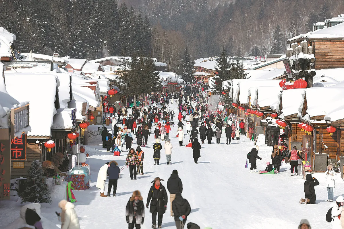 चीन का बर्फीला शहर आधिकारिक तौर पर आगंतुकों के लिए खुला - फोटो 1. Thị trấn tuyết của Trung Quốc chính thức mở cửa đón khách- Ảnh 1.