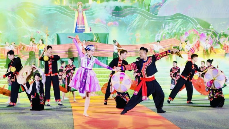 Художественная программа на тему «Великолепный Лай Чау — яркие краски» на церемонии открытия.