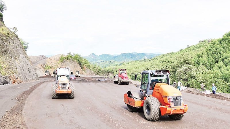 Οι κατασκευαστικές μονάδες κινητοποίησαν το μέγιστο των ανθρώπινων πόρων και μηχανημάτων για την κατασκευή του αυτοκινητόδρομου Tuyen Quang-Ha Giang.